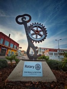 Escultura realizada con hierro macizo y acero inox. de 222 x 175 x20 cm. Regalo del "Club Rotary La Vall d'Uixó" a la misma ciudad. Ubicada en la Avda. Europa de La Vall d' Uixó. Año: 2023.