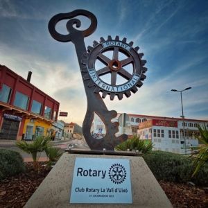 Escultura realizada con hierro macizo y acero inox. de 222 x 175 x20 cm. Regalo del "Club Rotary La Vall d'Uixó" a la misma ciudad. Ubicada en la Avda. Europa de La Vall d' Uixó. Año: 2023.